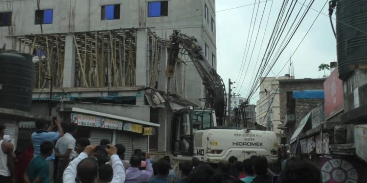 ফতুল্লার ভূইগ‌ড়ে নকশা বহির্ভূত নির্মাণাধীন ভবনে রাজউকের অভিযান