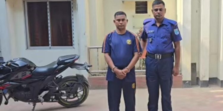 রুপগঞ্জে ভূয়া ক্যাপ্টেন পরিচয়ের এক ব্যাক্তি গ্রেফতার