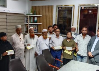 এল.এ কেসের এম.আই.সি.আর চেক প্রদান করেন মানবিক ডিসি জাহিদুল