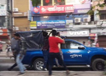 আইভীকে বহন করা পুলিশের গাড়ি বহরে দুর্বৃত্তদের হামলা