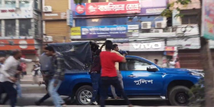 আইভীকে বহন করা পুলিশের গাড়ি বহরে দুর্বৃত্তদের হামলা