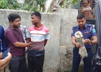 সিদ্ধিরগঞ্জে সিএনএন বাংলা টিভির এমডির গাড়ী থেকে দেশীয় অস্ত্র ও মাদক উদ্ধার, আটক-১