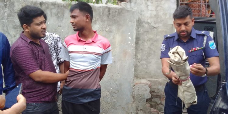 সিদ্ধিরগঞ্জে সিএনএন বাংলা টিভির এমডির গাড়ী থেকে দেশীয় অস্ত্র ও মাদক উদ্ধার, আটক-১