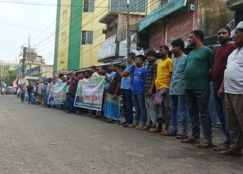 বিএনপি নেতা রিয়াদ চৌধুরীর মুক্তির দাবিতে বিভিন্ন শ্রেনী পেশার মানুষের ফতুল্লায় মানববন্ধন