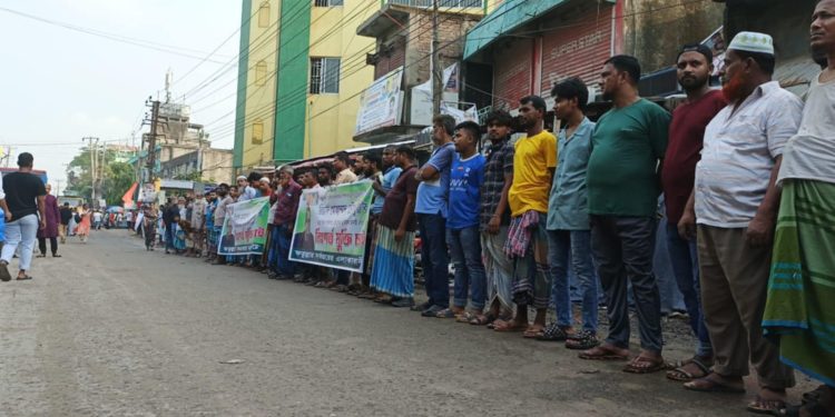 বিএনপি নেতা রিয়াদ চৌধুরীর মুক্তির দাবিতে বিভিন্ন শ্রেনী পেশার মানুষের ফতুল্লায় মানববন্ধন