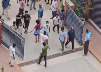 সিটি করপোরেশনে অটো চালকদের তান্ডব