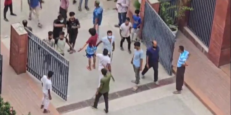 সিটি করপোরেশনে অটো চালকদের তান্ডব