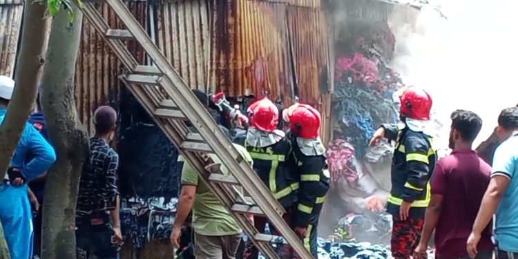 বন্দরে তুলা তৈরির ঝুটের গোডাউনে ভয়াবহ আগুন নিয়ন্ত্রনে