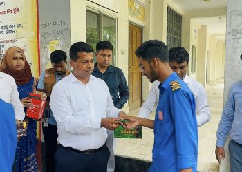 এসএসসি’র কেন্দ্রে পরীক্ষার্থীদের জন্য চকলেট নিয়ে হাজির ডিসি