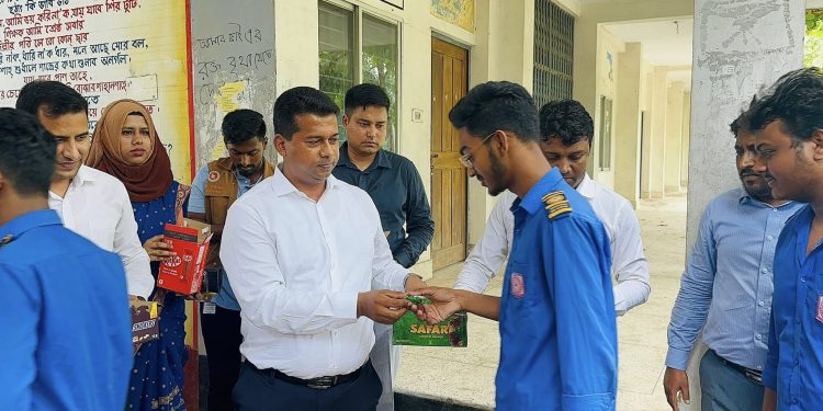এসএসসি’র কেন্দ্রে পরীক্ষার্থীদের জন্য চকলেট নিয়ে হাজির ডিসি