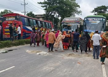 বন্দরের টোটাল ফ্যাশন শ্রমিকদের মহাসড়ক অবরোধ ও বিক্ষোভ