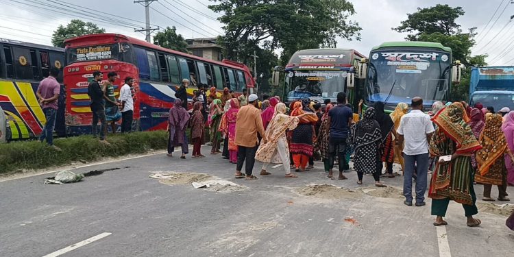 বন্দরের টোটাল ফ্যাশন শ্রমিকদের মহাসড়ক অবরোধ ও বিক্ষোভ