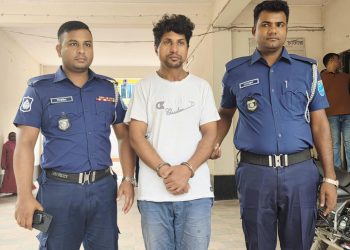 ফতুল্লায় চার স্কুল ছাত্রীকে ধর্ষণের অভিযোগে শিক্ষক গ্রেপ্তার