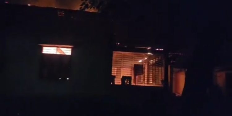 রূপগঞ্জে গ্যাসের চুলা থেকে বসত ঘরে আগুনে ব্যাপক ক্ষয়ক্ষতি