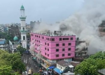 দেওভোগ হাকিম প্লাজা মার্কেটে ভয়াবহ অগ্নিকাণ্ড