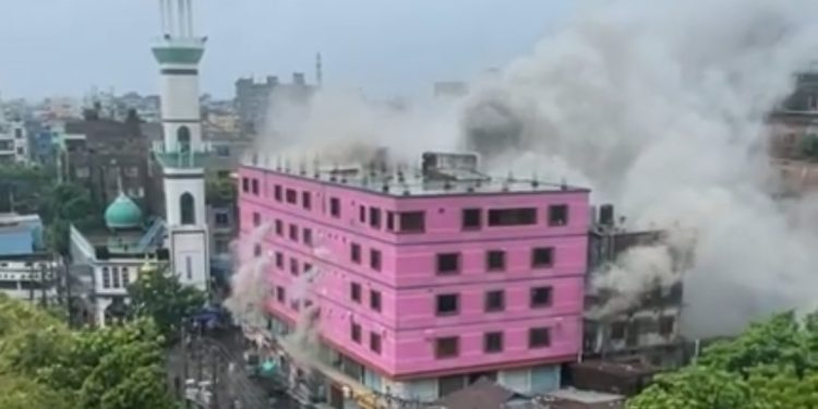 দেওভোগ হাকিম প্লাজা মার্কেটে ভয়াবহ অগ্নিকাণ্ড