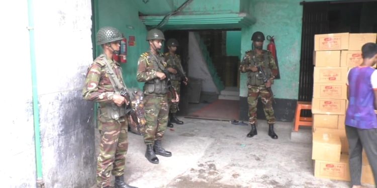 ফতুল্লায় অনুমোদনহীন জুস কারখানায় যৌথ বাহিনীর অভিযান