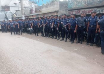 ফতুল্লায় এক কারখানায় অসন্তোষে ৮টি গার্মেন্ট বন্ধ করে দিলো শ্রমিকরা