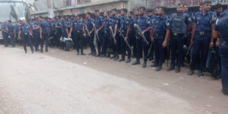 ফতুল্লায় এক কারখানায় অসন্তোষে ৮টি গার্মেন্ট বন্ধ করে দিলো শ্রমিকরা