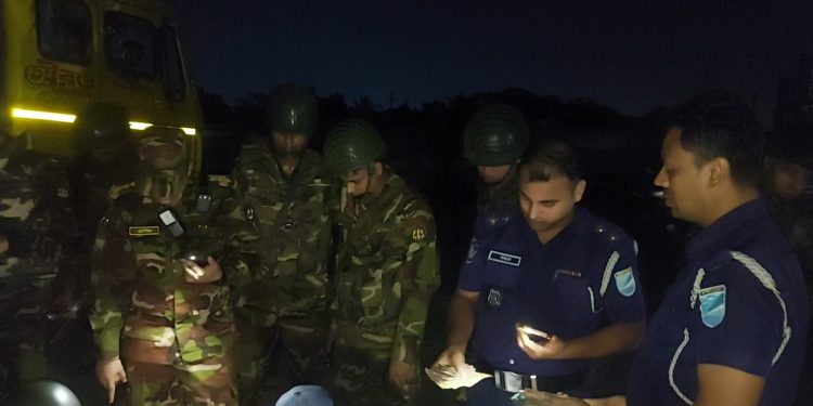 শহরের চারারগোপে যৌথ বাহিনীর অভিযান, মাদক ও দেশীয় অস্ত্রসহ আটক ২