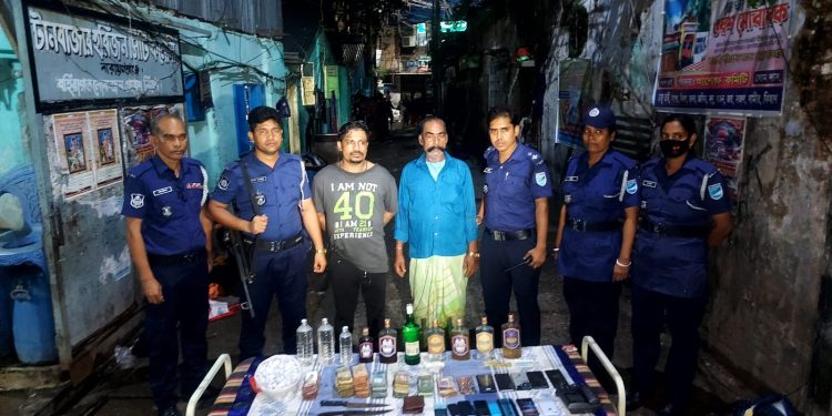 নারায়ণগঞ্জে যৌথ বাহিনীর অভিযানে মাদক সহ আটক ২