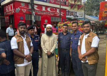 শহরে অবৈধভাবে ঝুলানো ব্যানার-ফেস্টুন অপসারণ করলেন জেলা প্রশাসন