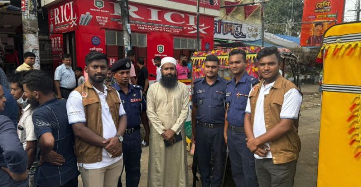 শহরে অবৈধভাবে ঝুলানো ব্যানার-ফেস্টুন অপসারণ করলেন জেলা প্রশাসন