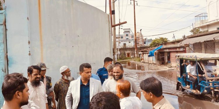 ফতুল্লায় জলাবদ্ধতা সমস্যা সরেজমিনে পরিদর্শনে ডিসি