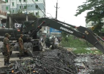 ডিএনডি এলাকায় খালের ময়লা পরিষ্কার করলেন সেনাবাহিনী