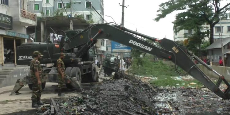 ডিএনডি এলাকায় খালের ময়লা পরিষ্কার করলেন সেনাবাহিনী