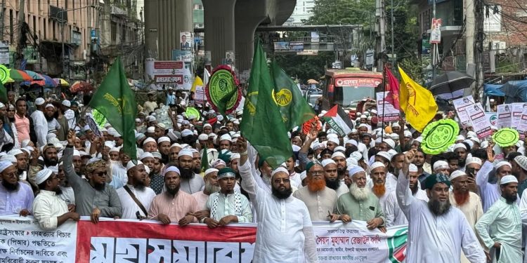 হাজারো তৌহিদী জনতা নিয়ে মুফতি মাসুম বিল্লাহর মহাসমাবেশে যোগদান