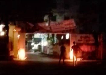 নারায়ণগঞ্জে এনসিপি’র তোরণে আগুন, ছাত্রলীগকে দায়ী করার অভিযোগ