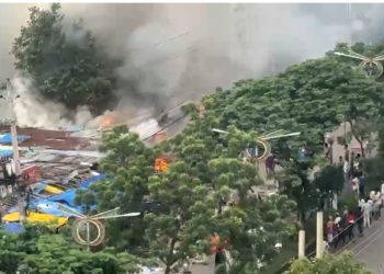 নারায়ণগঞ্জ হকার্স মার্কেটে ভয়াবহ অগ্নিকাণ্ডে ৩০ দোকান পুড়ে ছাই