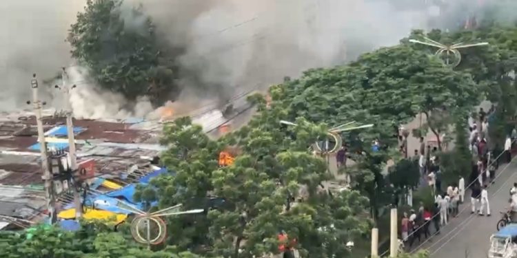 নারায়ণগঞ্জ হকার্স মার্কেটে ভয়াবহ অগ্নিকাণ্ডে ৩০ দোকান পুড়ে ছাই