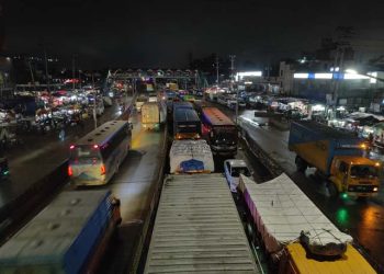 ঢাকা-চট্টগ্রাম মহাসড়কের সোনারগাঁয়ে তীব্র যানজট, ভোগান্তিতে যাত্রীরা