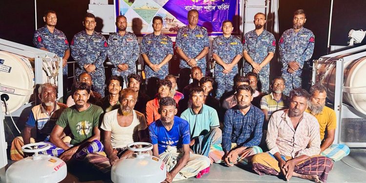 বঙ্গোপসাগরে ৪ দিন ভেসে থাকা নৌকা উদ্ধার করলো নৌবাহিনী