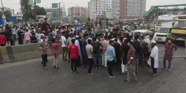 গোপালগঞ্জে হামলার প্রতিবাদে নারায়ণগঞ্জে ঢাকা-চট্টগ্রাম মহাসড়কে এনসিপির অবরোধ