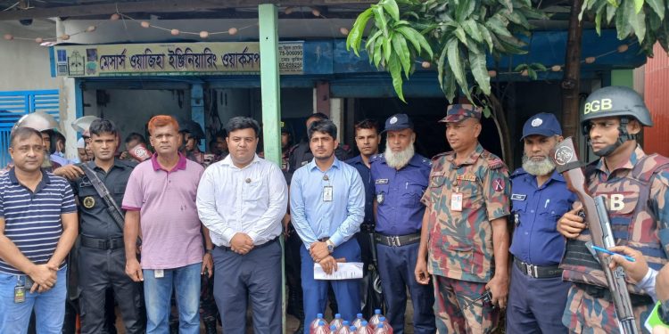 সিদ্ধিরগঞ্জে অবৈধভাবে পেট্রোলিয়াম মজুদ ও বিক্রির বিরুদ্ধে অভিযান