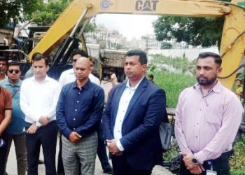 ফতুল্লায় জলাবদ্ধতা নিরসনে পরিস্কার কার্যক্রম করছে জেলা প্রশাসক