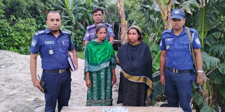 ফতুল্লায় যৌথবাহিনীর অভিযানে গাঁজা সহ দুই নারী আটক