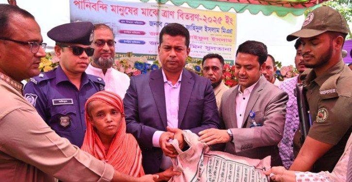 রুপগঞ্জে জলাবদ্ধতা পরিস্থিতি পরিদর্শন করেন ডিসি