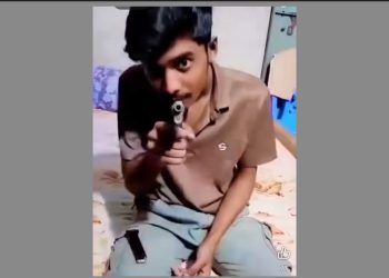 আড়াইহাজারে অস্ত্র হাতে যুবকের ভিডিও ভাইরাল, বন্ধুদের খুঁজছে পুলিশ