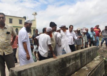 ফতুল্লায় জলাবদ্ধতা দূরীকরণে চেম্বার অব কমার্সের পরিচালক রিয়াদ চৌধূরী স্থান পরিদর্শন