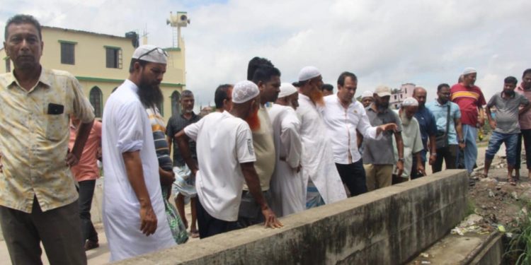 ফতুল্লায় জলাবদ্ধতা দূরীকরণে চেম্বার অব কমার্সের পরিচালক রিয়াদ চৌধূরী স্থান পরিদর্শন