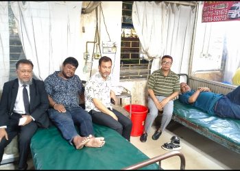 ‎সড়ক দুর্ঘটনায় আহত সাংবাদিক মামুন রনিকে দেখতে হাসপাতালে ছুটে গেলেন সাখাওয়াত টিপু