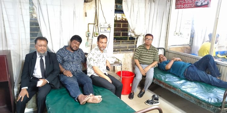 ‎সড়ক দুর্ঘটনায় আহত সাংবাদিক মামুন রনিকে দেখতে হাসপাতালে ছুটে গেলেন সাখাওয়াত টিপু