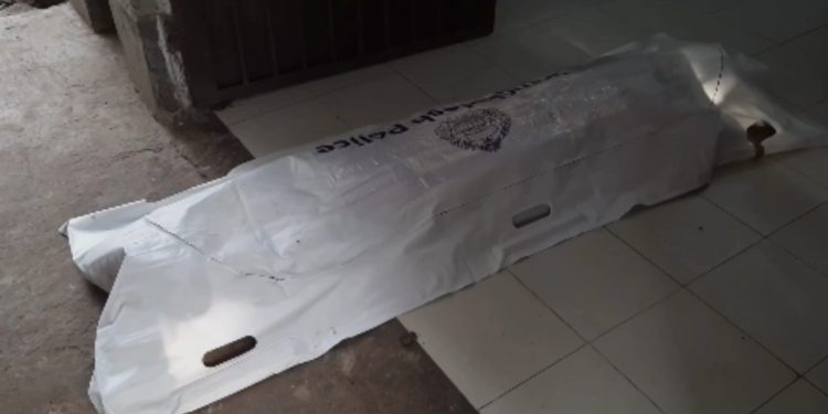 শহরে হকারের ঘুষিতে আরেক হকার নি/হ/ত