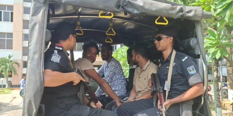 সোনারগায়ে র‍্যাব’র অভিযানে দেশীয় অস্ত্র ও গাঁজা সহ ৬ ডাকাত গ্রেপ্তার