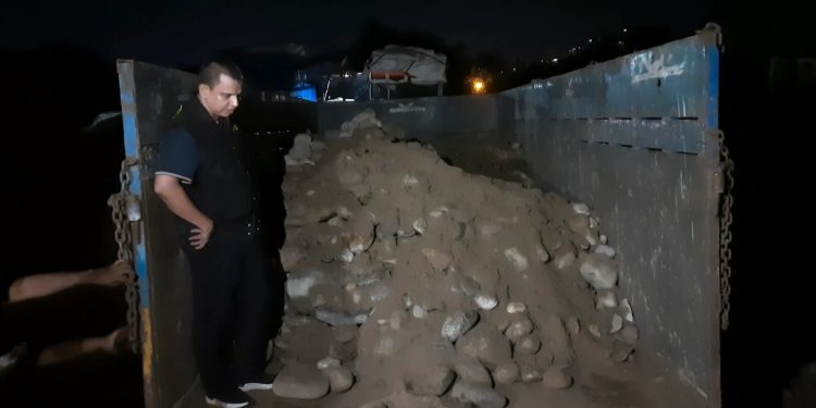 ভোলাগঞ্জের লুটকৃত ৪০ হাজার ঘনফুট সাদা পাথর ডেমরা থেকে উদ্ধার করেছে র‍্যাব