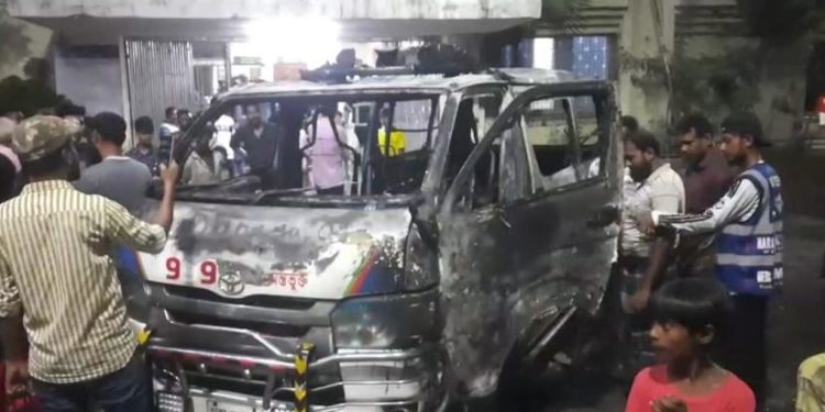 ভিক্টোরিয়া হাসপাতালে এ্যাম্বুলেন্সে বিস্ফোরণে আ/গুন, দ/গ্ধ ২